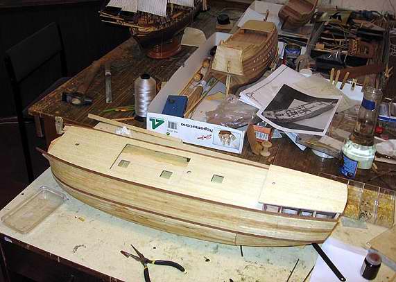 Начало постройки модели корабля: обшивка корпуса